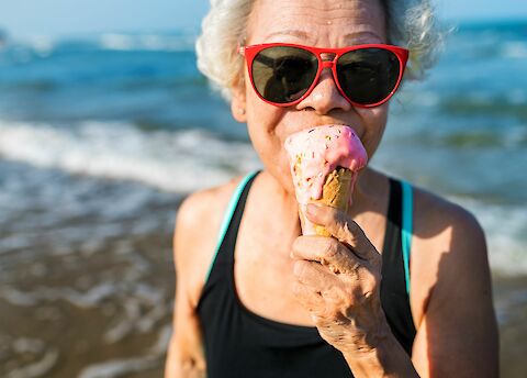 3 Fun and Stress-free Travel Plans for Solo Seniors During the Holidays