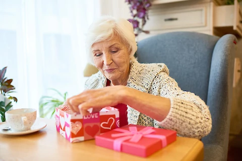 48 Amazing Gifts for Seniors with Alzheimer's or Dementia