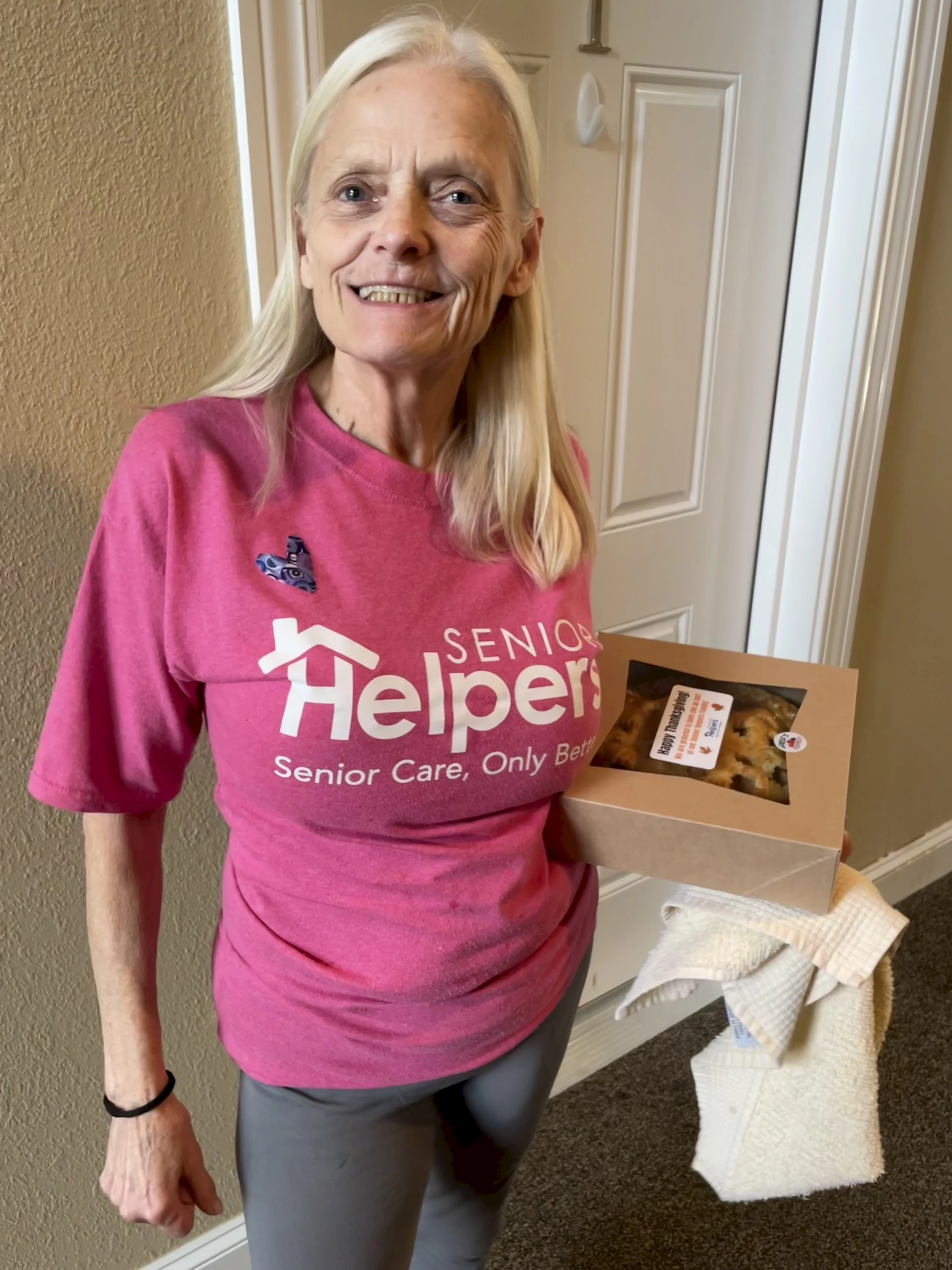 Laurie, one of our dedicated caregivers, proudly shows off the apple pie we gifted her this Thanksgiving. It’s a small token of our heartfelt gratitude for her compassion and commitment to the Senior Helpers family. We’re deeply thankful for Laurie and everyone in our community who makes a difference every day.